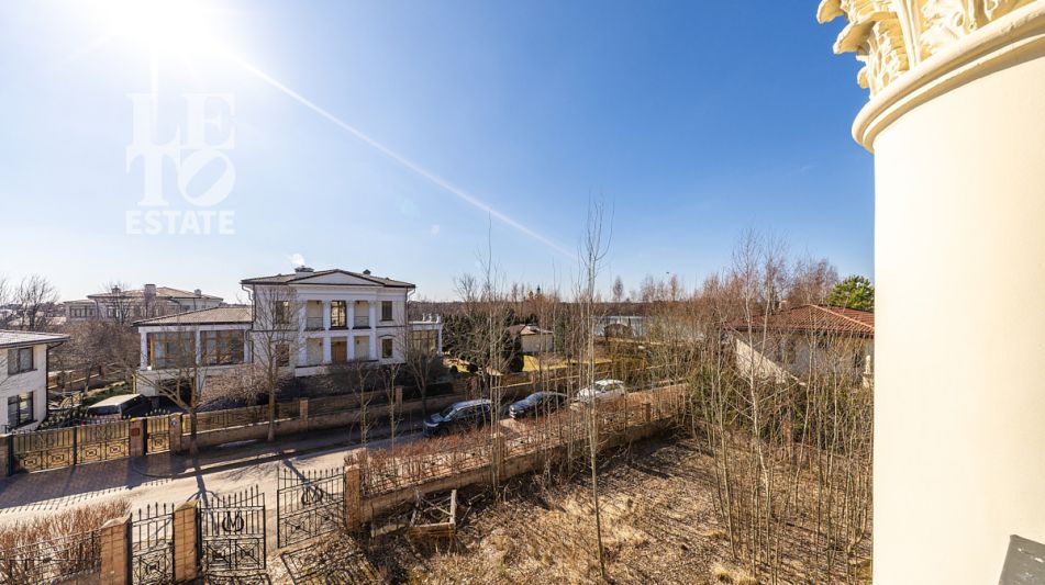 Дом с видом на озеро КП Монолит.