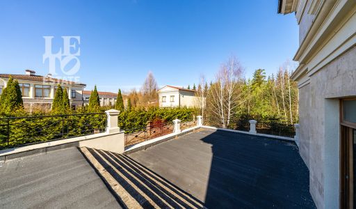 Дом с видом на озеро КП Монолит.