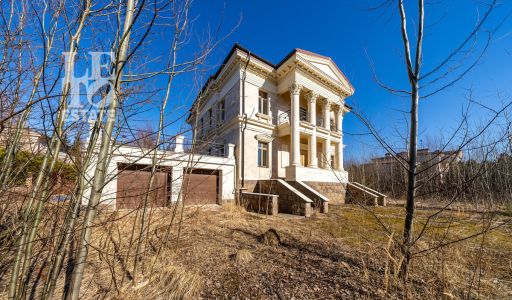 Дом с видом на озеро КП Монолит.