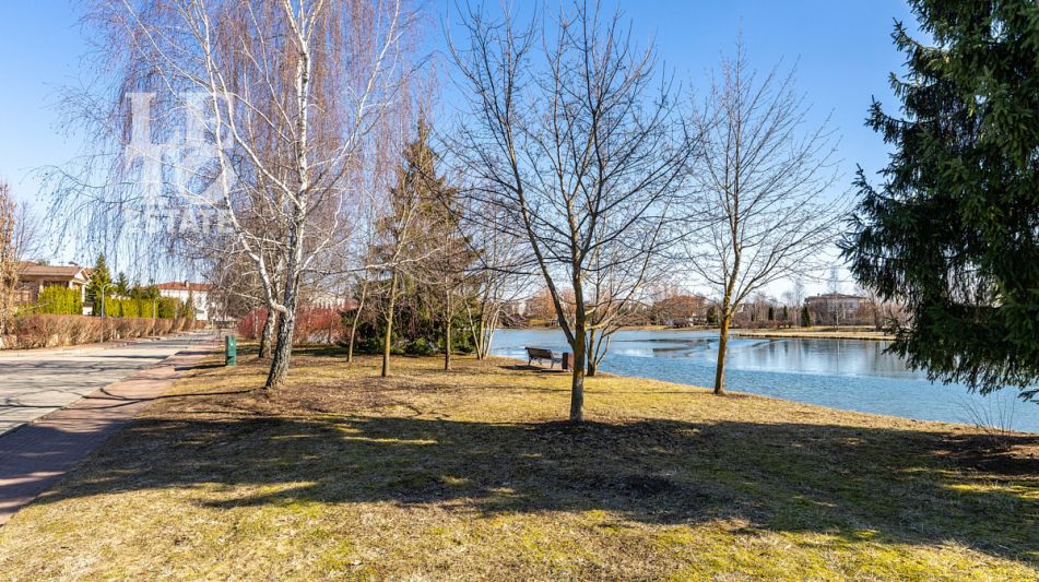 Дом с видом на озеро КП Монолит.