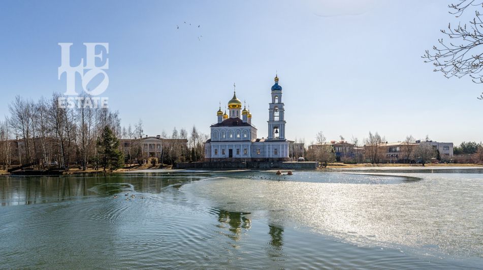 Дом с видом на озеро КП Монолит.