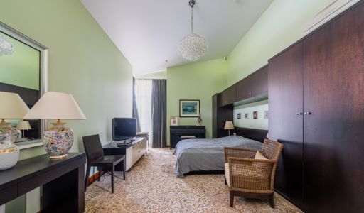 Дом на лесном участке в Бенилюксе