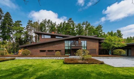 Дом на лесном участке в Бенилюксе