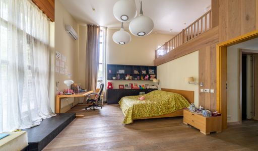 Дом на лесном участке в Бенилюксе