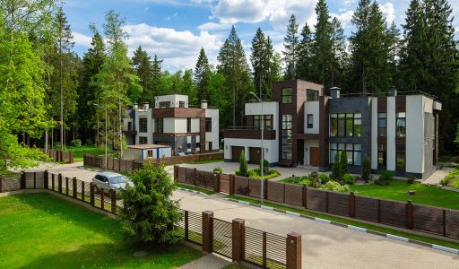 Великолепный дом в лесу в поселке Форест Стоун