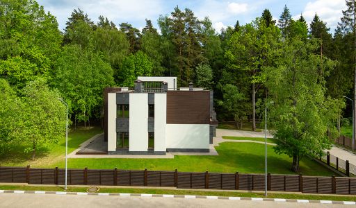 Великолепный дом в лесу в поселке Форест Стоун