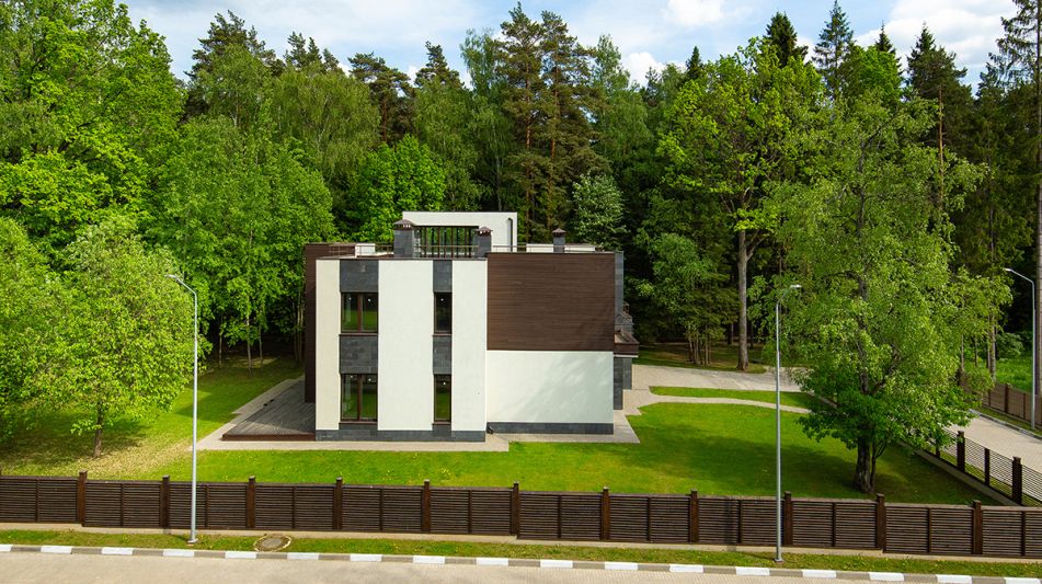 Великолепный дом в лесу в поселке Форест Стоун
