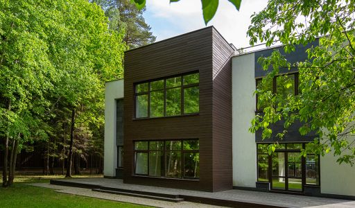 Великолепный дом в лесу в поселке Форест Стоун