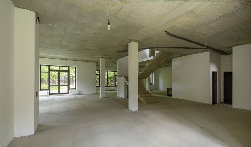 Великолепный дом в лесу в поселке Форест Стоун
