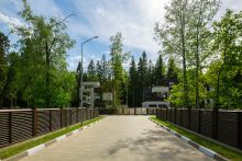 Великолепный дом в лесу в поселке Форест Стоун