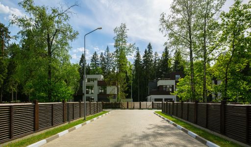 Великолепный дом в лесу в поселке Форест Стоун