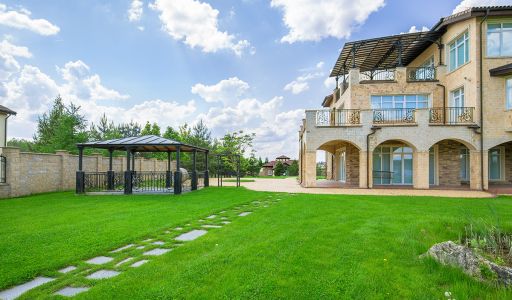 Вилла на берегу в поселке Пестово