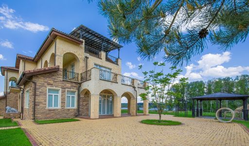 Вилла на берегу в поселке Пестово