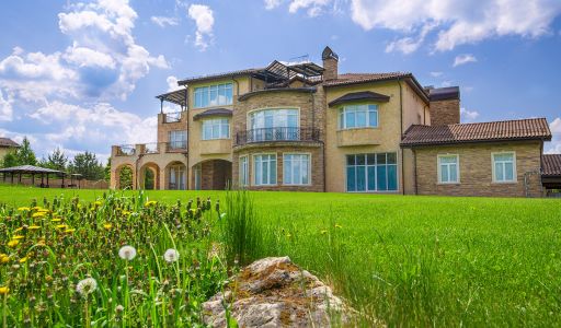 Вилла на берегу в поселке Пестово