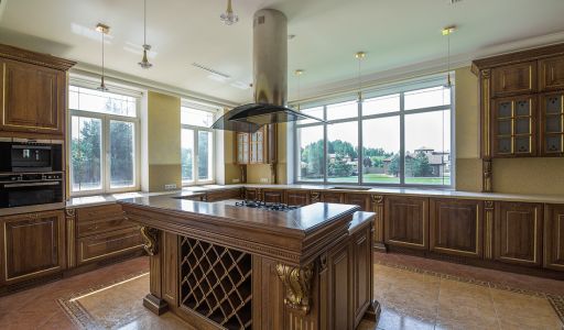 Вилла на берегу в поселке Пестово