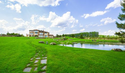 Вилла на берегу в поселке Пестово