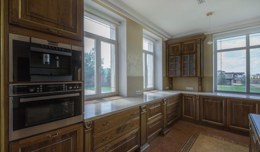 Вилла на берегу в поселке Пестово