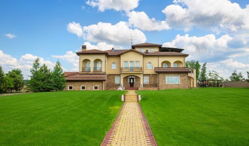 Вилла на берегу в поселке Пестово