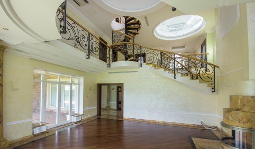 Вилла на берегу в поселке Пестово