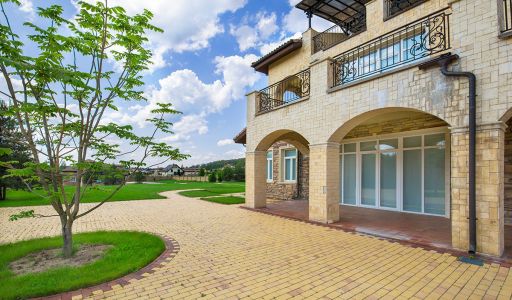 Вилла на берегу в поселке Пестово