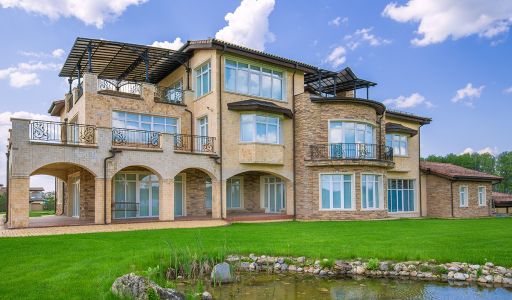 Вилла на берегу в поселке Пестово