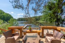 Дом в аренду у воды в лесу