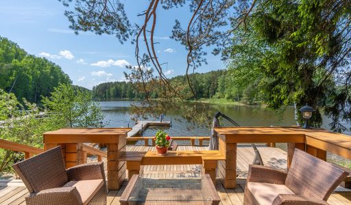 Дом в аренду у воды в лесу