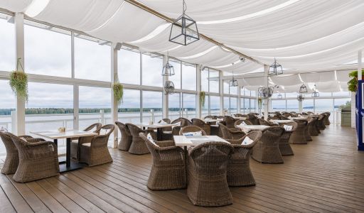 Плавучий ресторан на воде