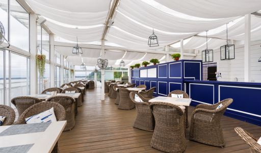 Плавучий ресторан на воде