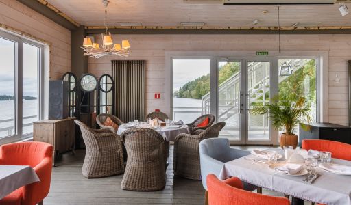 Плавучий ресторан на воде