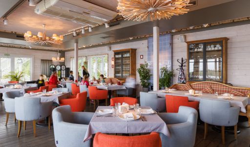 Плавучий ресторан на воде