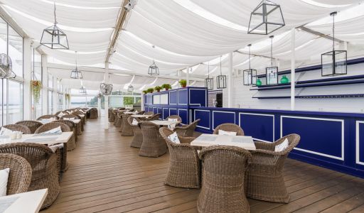 Плавучий ресторан на воде