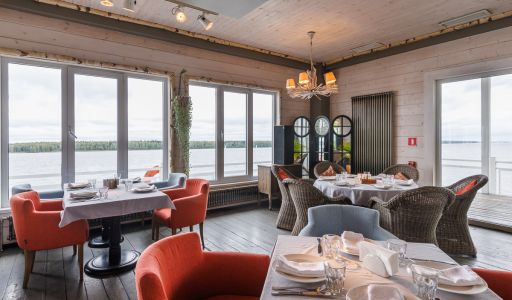 Плавучий ресторан на воде