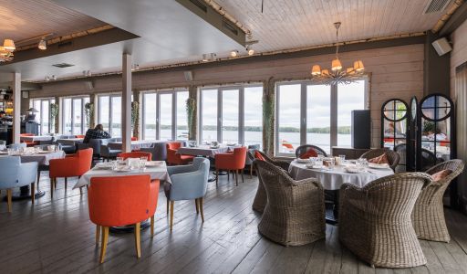 Плавучий ресторан на воде