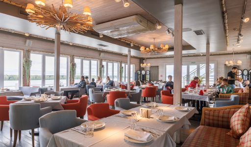 Плавучий ресторан на воде