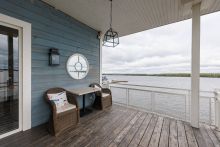 Плавучий ресторан на воде