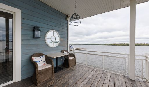 Плавучий ресторан на воде