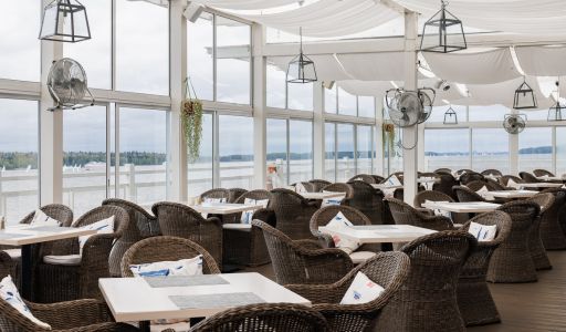 Плавучий ресторан на воде