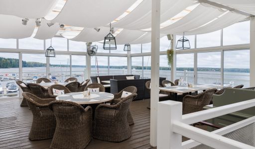 Плавучий ресторан на воде