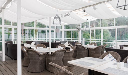 Плавучий ресторан на воде