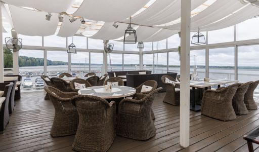 Плавучий ресторан на воде