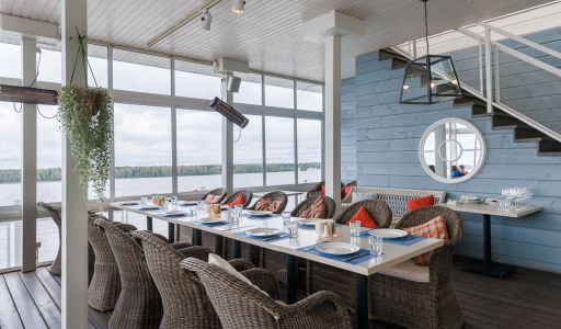 Плавучий ресторан на воде