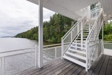 Плавучий ресторан на воде