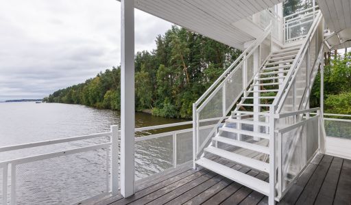 Плавучий ресторан на воде