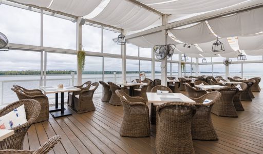 Плавучий ресторан на воде