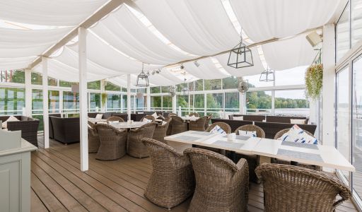 Плавучий ресторан на воде