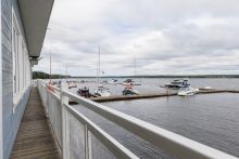 Плавучий ресторан на воде