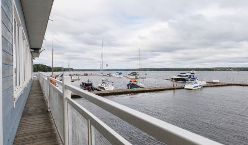 Плавучий ресторан на воде