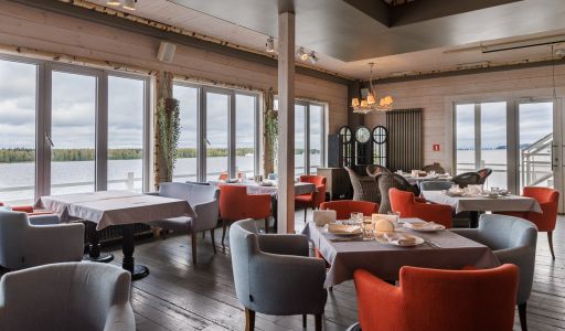 Плавучий ресторан на воде