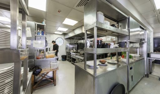 Плавучий ресторан на воде